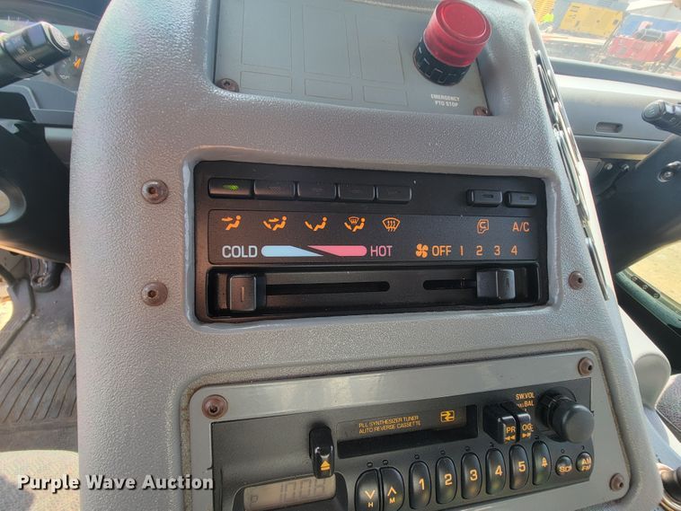 image for item IF9986 2005 GMC T7500  street sweeper truck