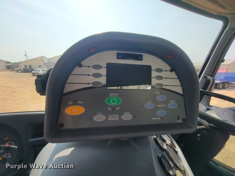 image for item IF9986 2005 GMC T7500  street sweeper truck