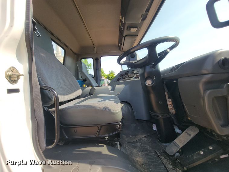 image for item IF9986 2005 GMC T7500  street sweeper truck