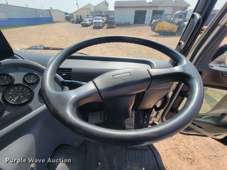 image for item IF9986 2005 GMC T7500  street sweeper truck