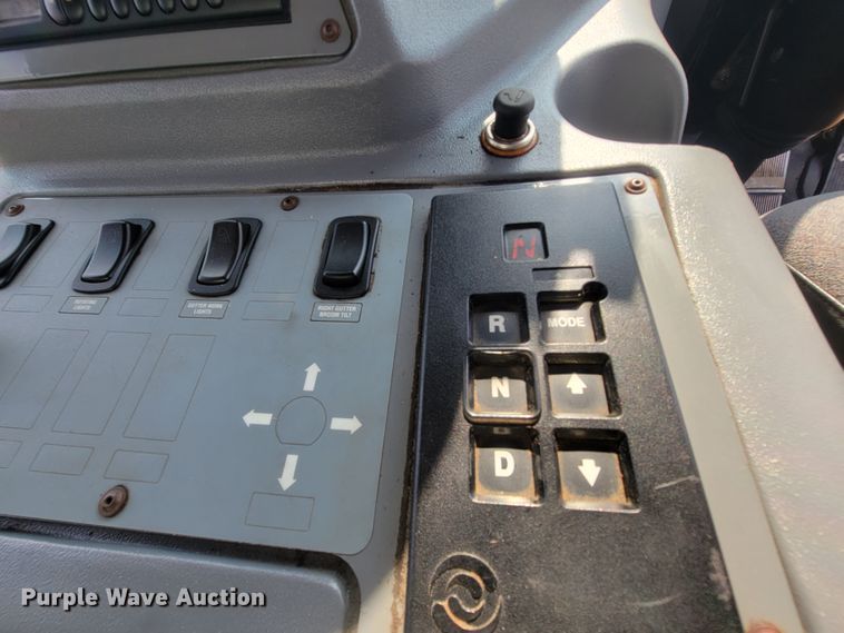 image for item IF9986 2005 GMC T7500  street sweeper truck