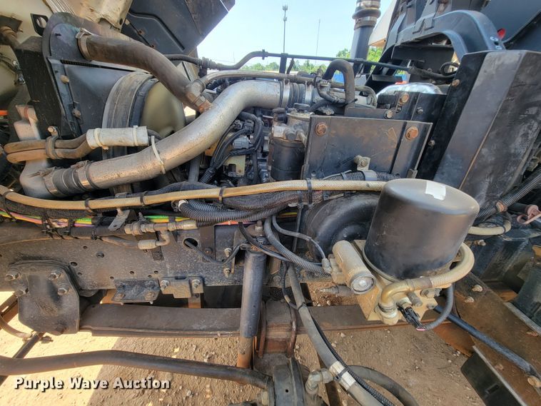 image for item IF9986 2005 GMC T7500  street sweeper truck