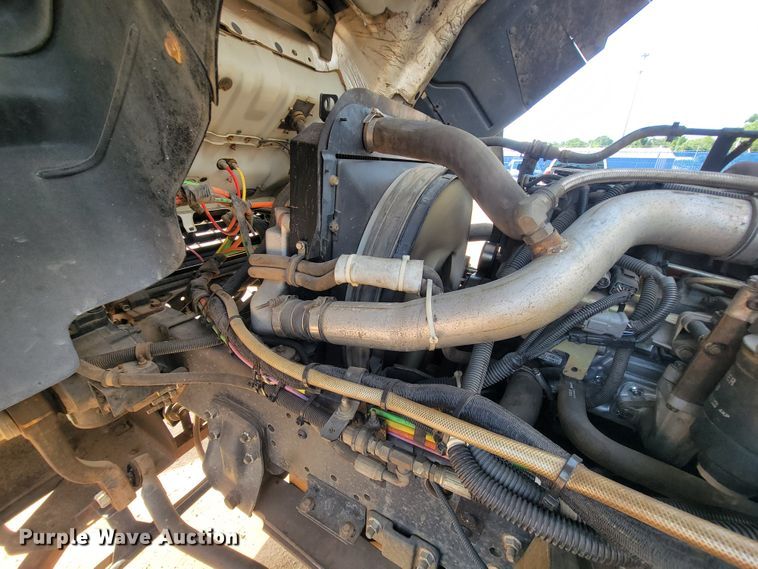 image for item IF9986 2005 GMC T7500  street sweeper truck