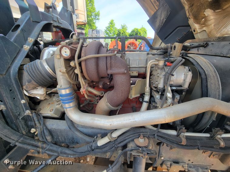 image for item IF9986 2005 GMC T7500  street sweeper truck