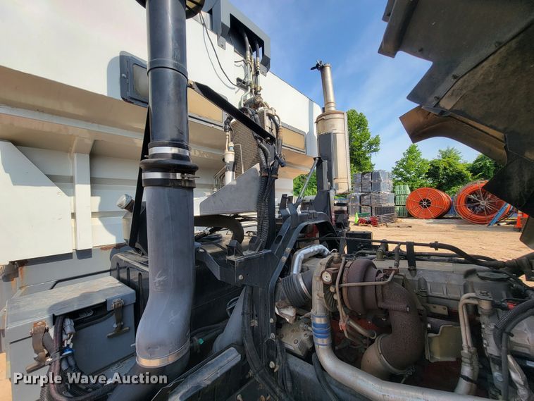 image for item IF9986 2005 GMC T7500  street sweeper truck