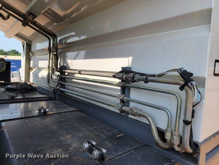 image for item IF9986 2005 GMC T7500  street sweeper truck