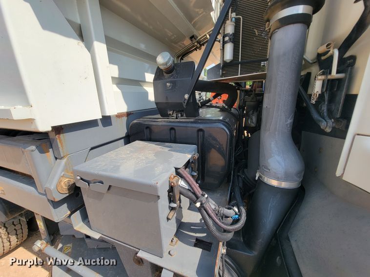 image for item IF9986 2005 GMC T7500  street sweeper truck