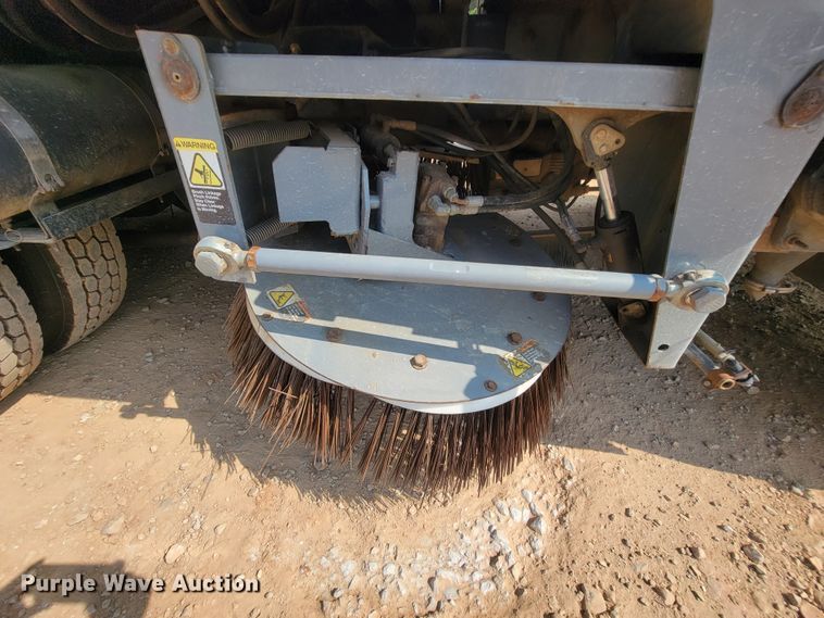 image for item IF9986 2005 GMC T7500  street sweeper truck