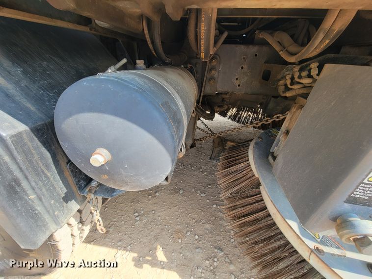 image for item IF9986 2005 GMC T7500  street sweeper truck