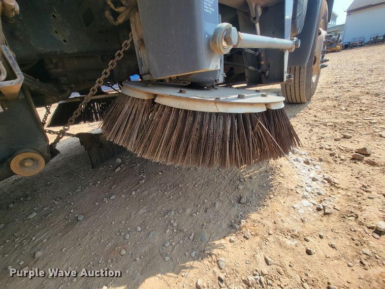 image for item IF9986 2005 GMC T7500  street sweeper truck