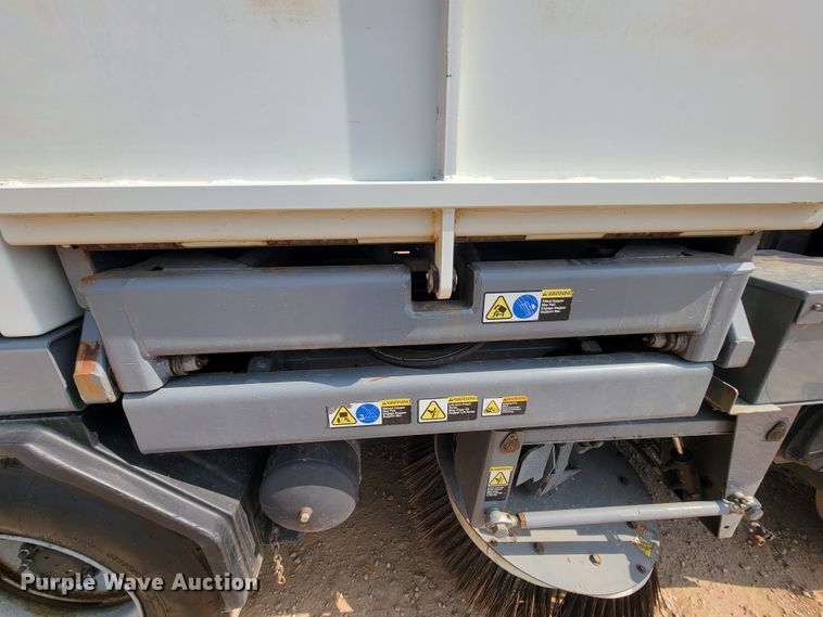 image for item IF9986 2005 GMC T7500  street sweeper truck