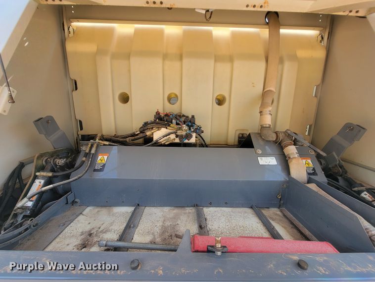 image for item IF9986 2005 GMC T7500  street sweeper truck