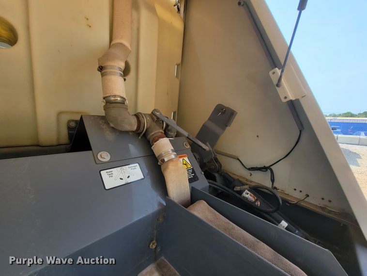 image for item IF9986 2005 GMC T7500  street sweeper truck