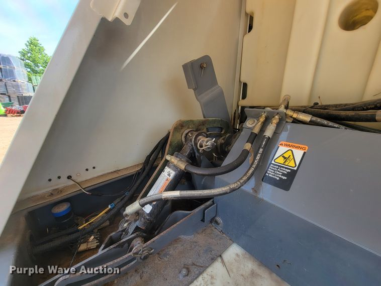 image for item IF9986 2005 GMC T7500  street sweeper truck