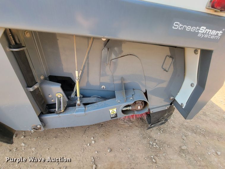 image for item IF9986 2005 GMC T7500  street sweeper truck