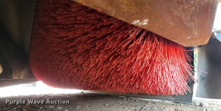 image for item IF9986 2005 GMC T7500  street sweeper truck