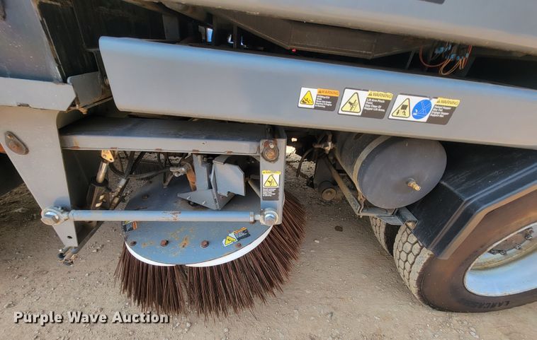 image for item IF9986 2005 GMC T7500  street sweeper truck