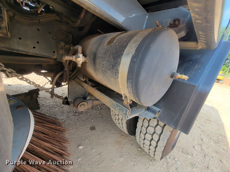 image for item IF9986 2005 GMC T7500  street sweeper truck