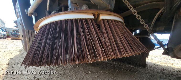 image for item IF9986 2005 GMC T7500  street sweeper truck