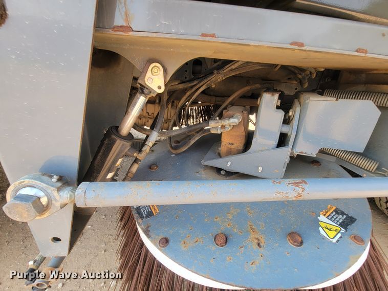 image for item IF9986 2005 GMC T7500  street sweeper truck