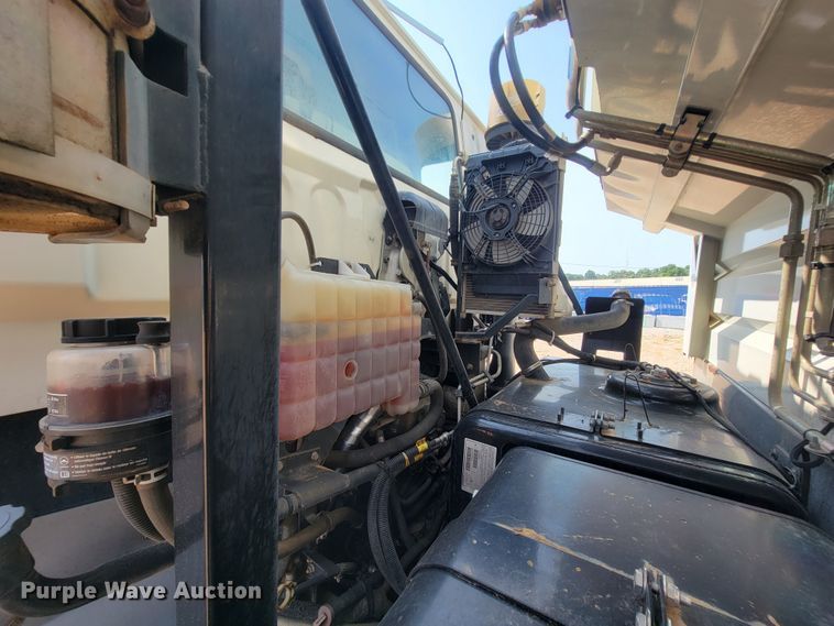 image for item IF9986 2005 GMC T7500  street sweeper truck