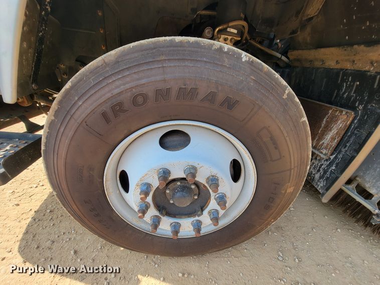 image for item IF9986 2005 GMC T7500  street sweeper truck