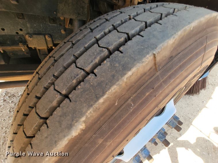 image for item IF9986 2005 GMC T7500  street sweeper truck