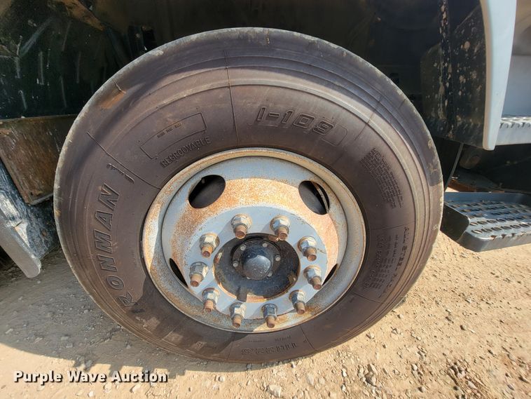 image for item IF9986 2005 GMC T7500  street sweeper truck