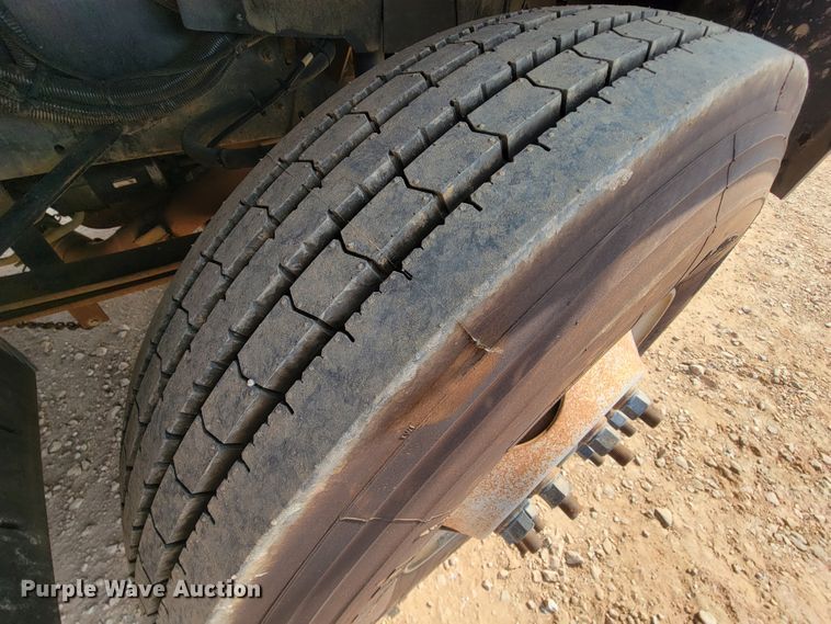 image for item IF9986 2005 GMC T7500  street sweeper truck