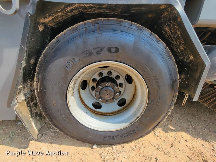 image for item IF9986 2005 GMC T7500  street sweeper truck