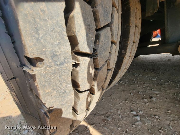 image for item IF9986 2005 GMC T7500  street sweeper truck