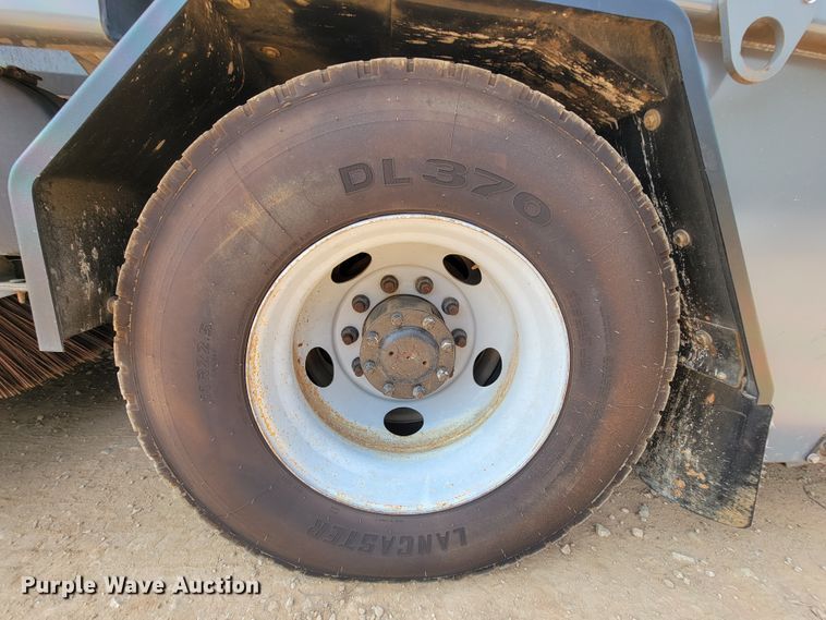 image for item IF9986 2005 GMC T7500  street sweeper truck