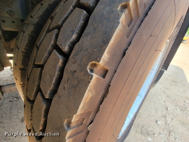 image for item IF9986 2005 GMC T7500  street sweeper truck