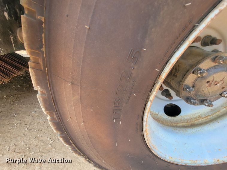 image for item IF9986 2005 GMC T7500  street sweeper truck