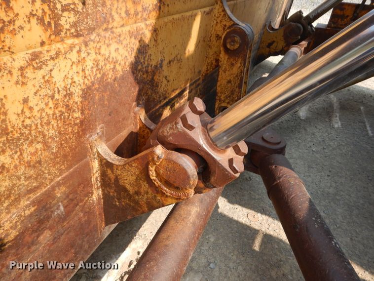 image for item IL9927 1976 Caterpillar D8K  dozer