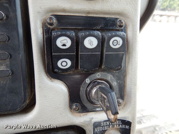 image for item IN9805 2013 Caterpillar D6T LGP  dozer