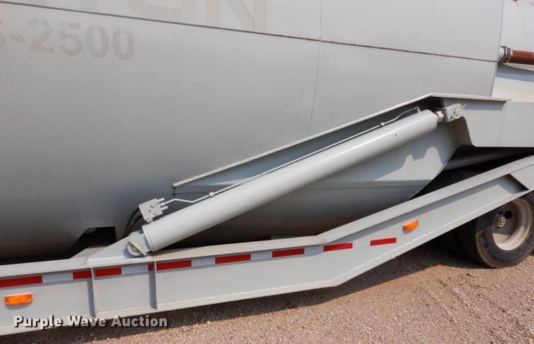 image for item IN9820 2012 Mertz Manufacturing PS-2500  sand silo trailer