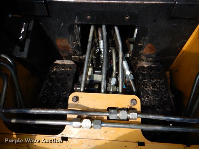 image for item IR9004 1999 John Deere 250  skid steer loader