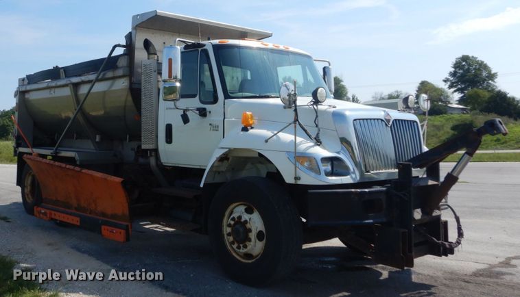 image for item JI9518 2006 International WorkStar 7400  spreader truck