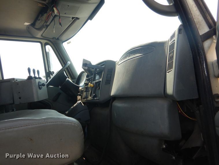 image for item JI9518 2006 International WorkStar 7400  spreader truck