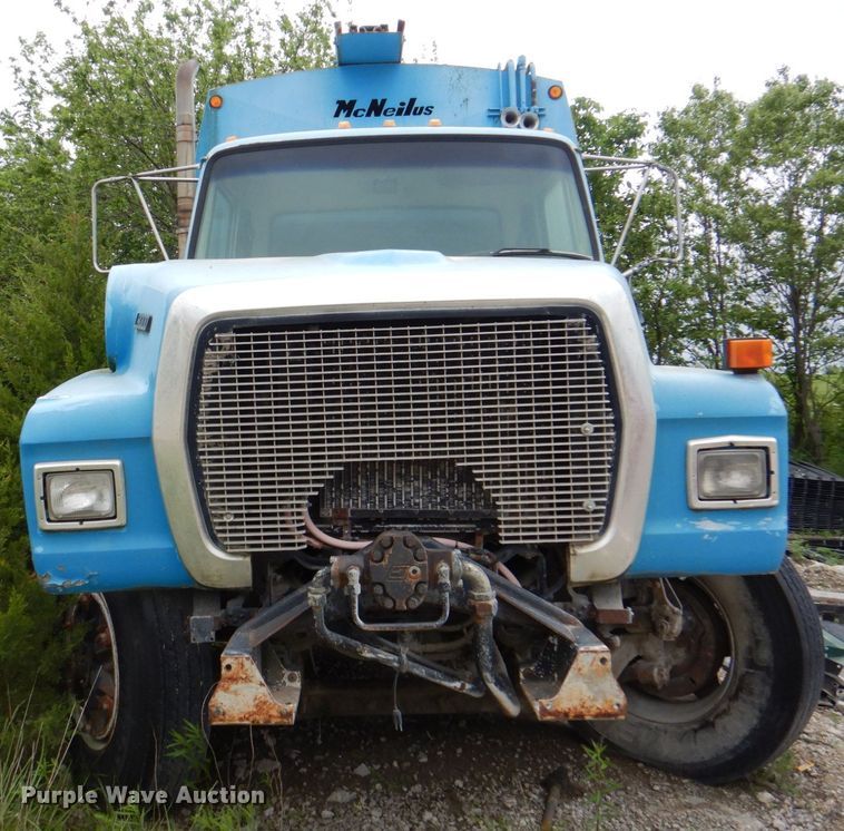 image for item JY9959 1996 Ford L8000  refuse truck