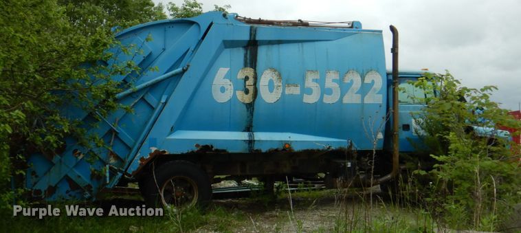image for item JY9959 1996 Ford L8000  refuse truck