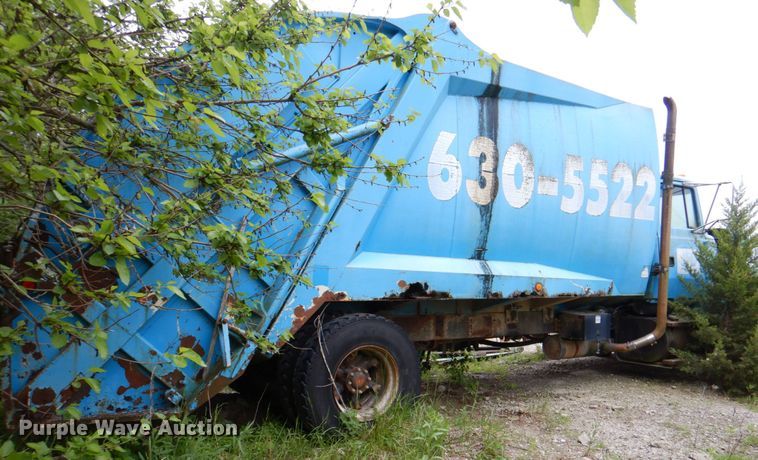 image for item JY9959 1996 Ford L8000  refuse truck
