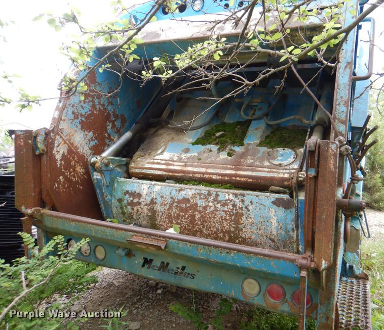 image for item JY9959 1996 Ford L8000  refuse truck