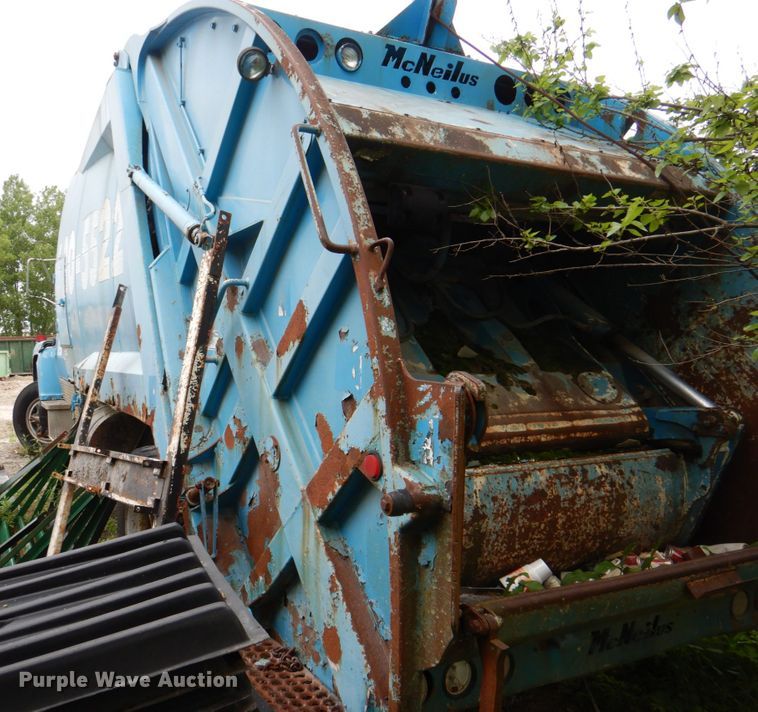 image for item JY9959 1996 Ford L8000  refuse truck