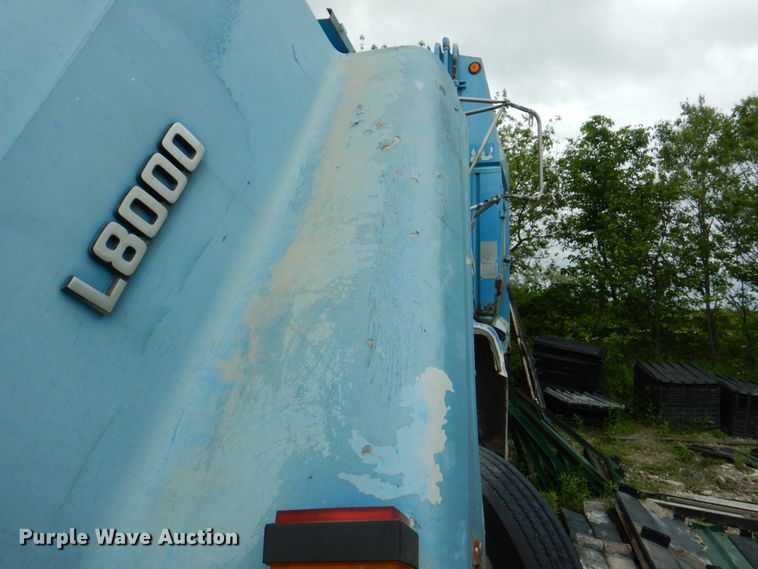 image for item JY9959 1996 Ford L8000  refuse truck