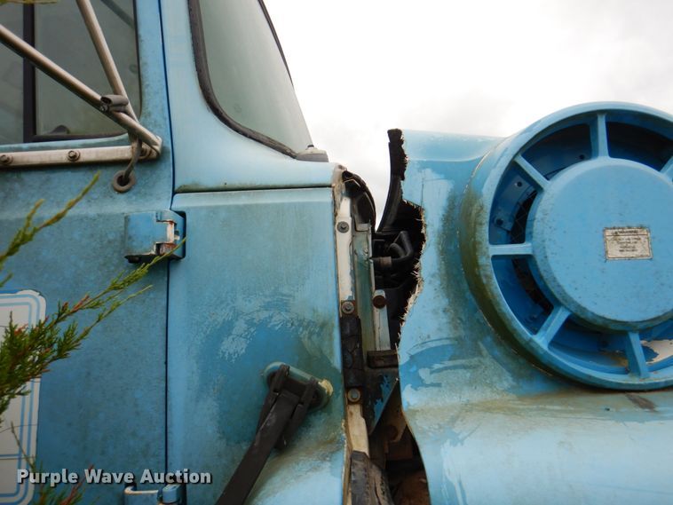 image for item JY9959 1996 Ford L8000  refuse truck