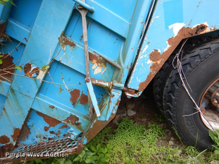 image for item JY9959 1996 Ford L8000  refuse truck