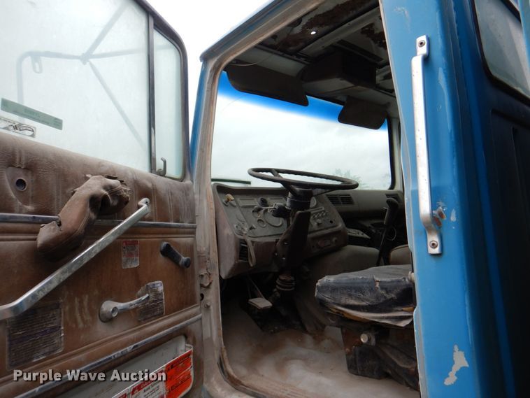 image for item JY9959 1996 Ford L8000  refuse truck