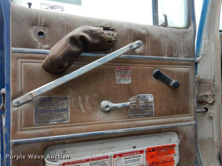 image for item JY9959 1996 Ford L8000  refuse truck